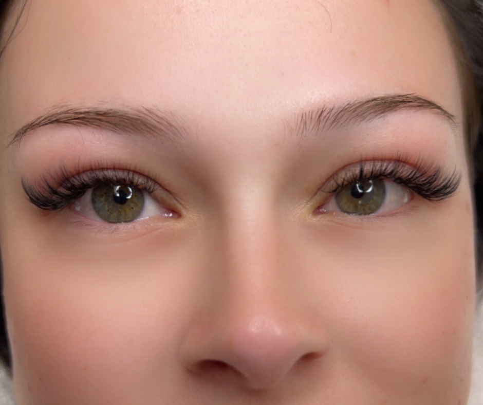 Mahogany client with a customized full volume lash set